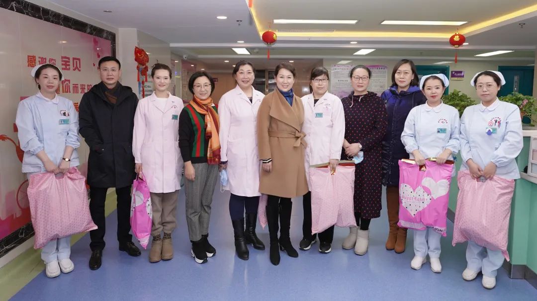 【春节慰问】情暖春节 与爱同行——锦州市妇婴医院领导慰问春节在岗职工和住院患者