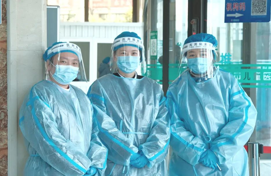 【抗疫有我】一道美丽的“钢铁”防线