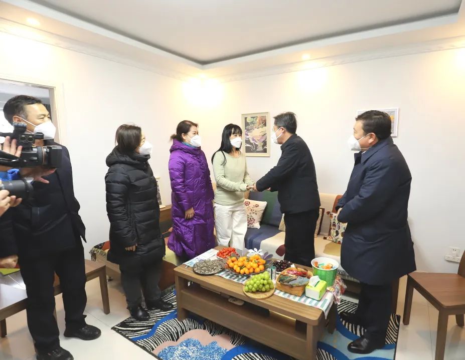 【新春慰问】市领导春节前夕走访慰问锦州市先进工作者、锦州市妇婴医院（妇幼保健院）护士长艾迪思