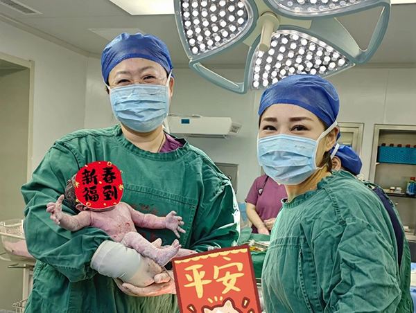 【优势专科】除夕之夜，家庭化产房二区 “四剖” 宝宝平安降临